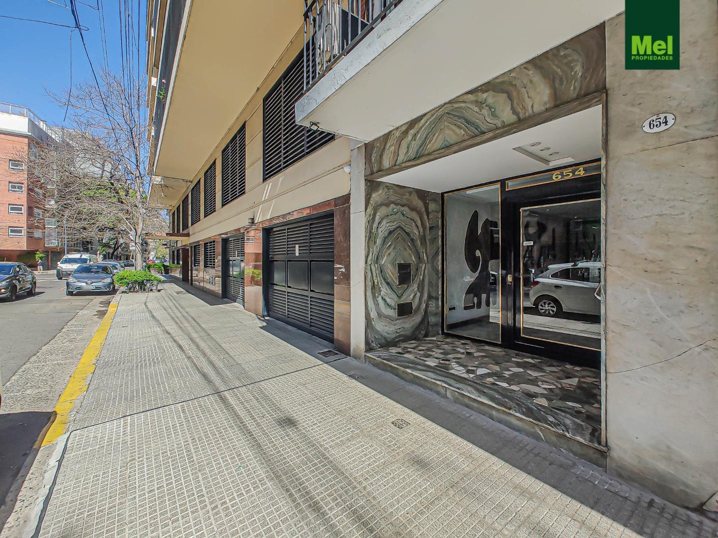 TRES AMBIENTES CON DEPENDENCIA AL FRENTE Y LUMINOSO