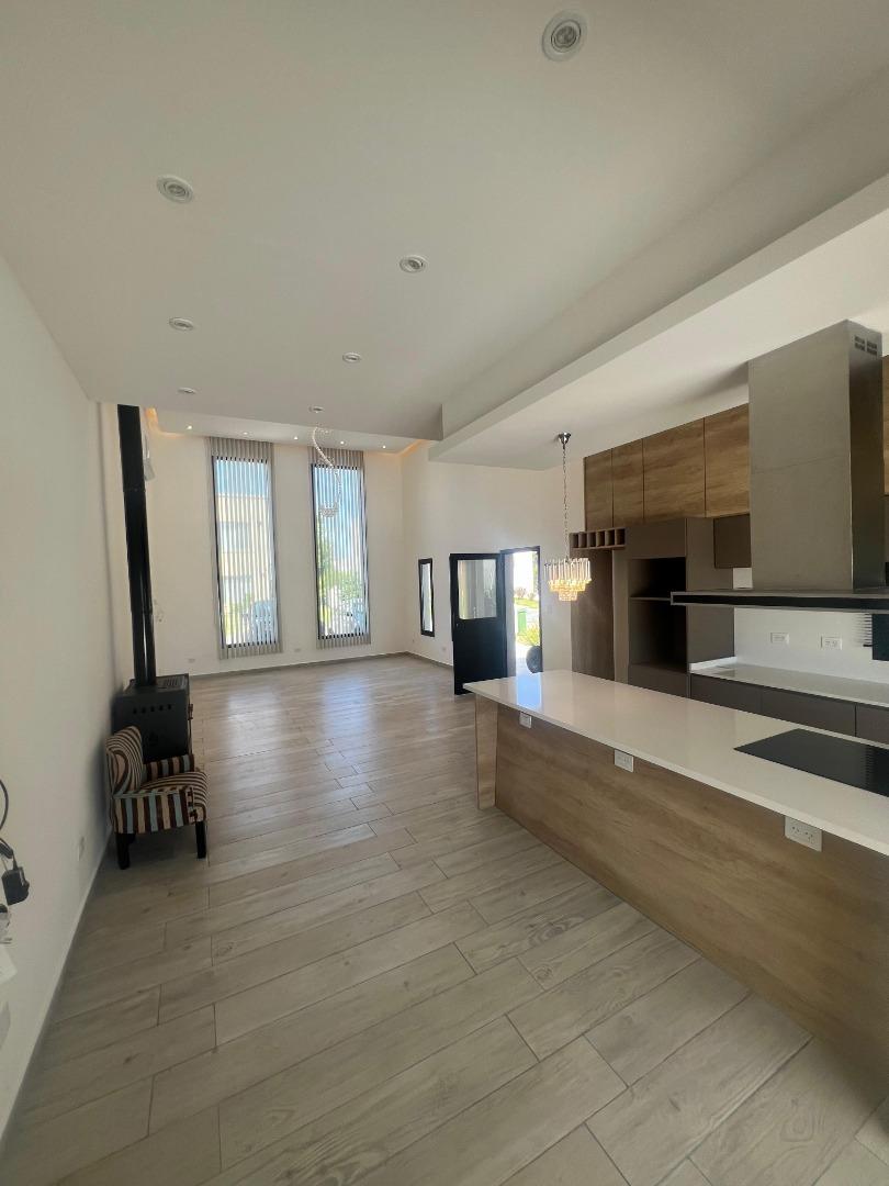 Casa en Venta con 5 cocheras