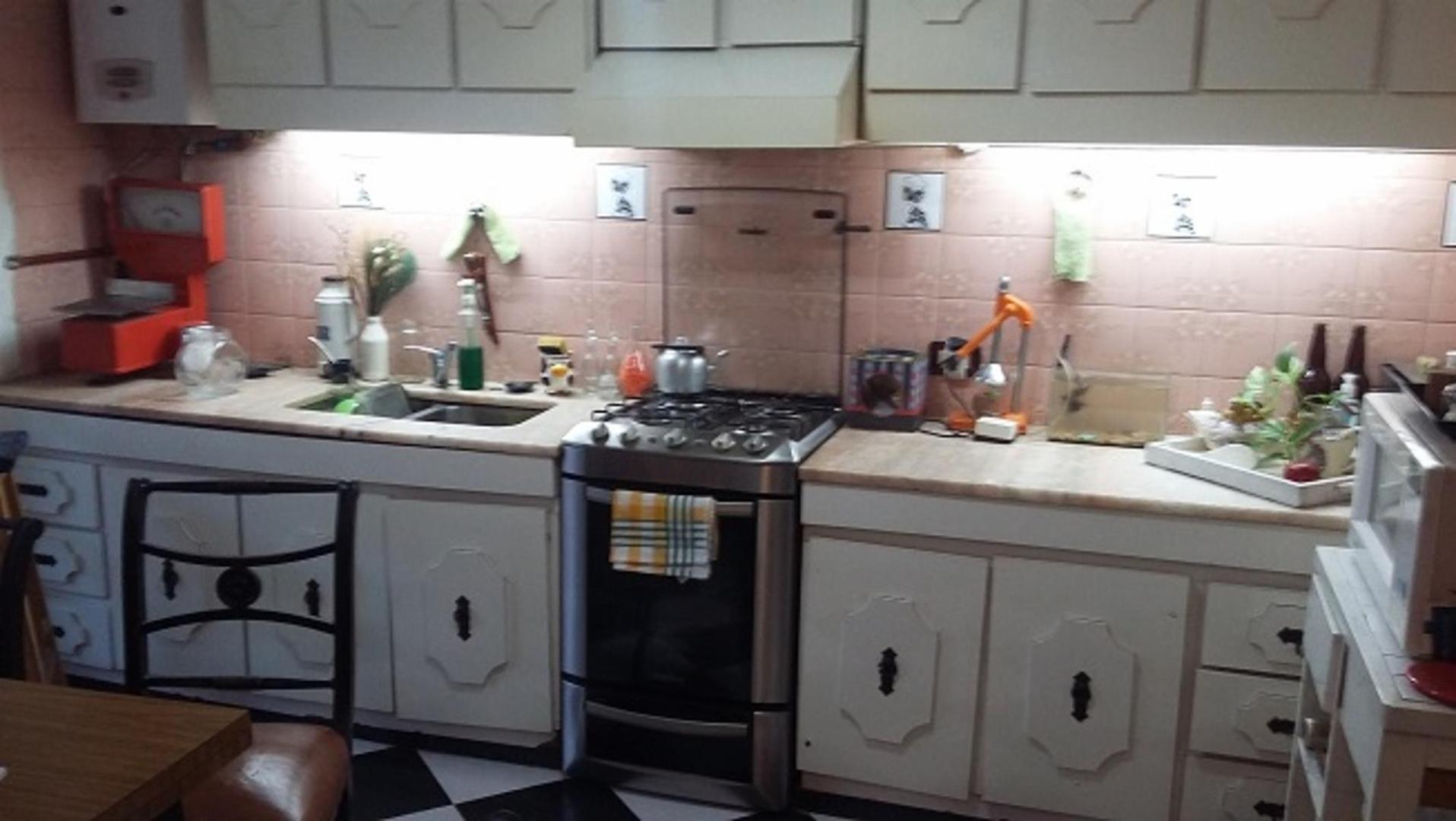 Chalet 4 amb. con garage y local - Chilavert