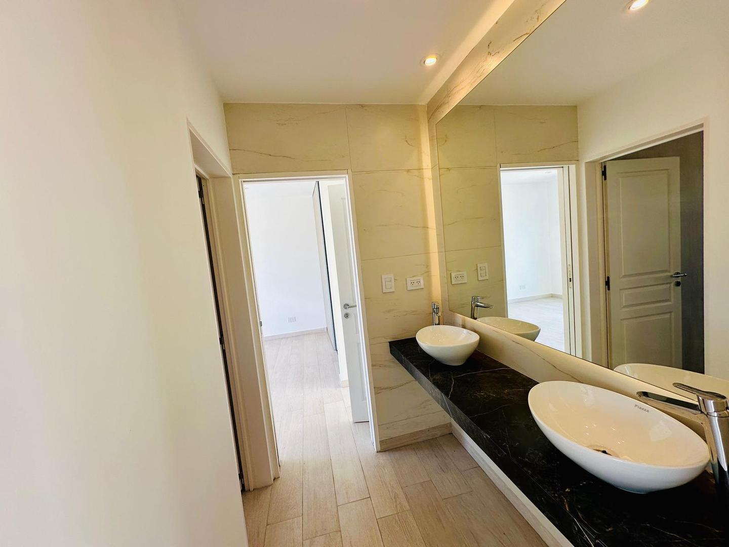Casa 5 ambientes con 4 baños