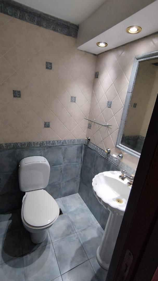 Edificio ideal p/empresa con locales a la calle y cocheras