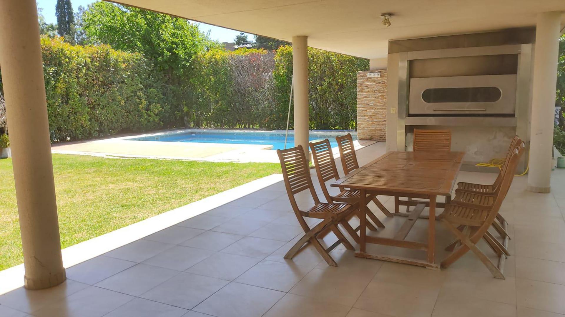 Casa en Alquiler en Funes, USD 3.500