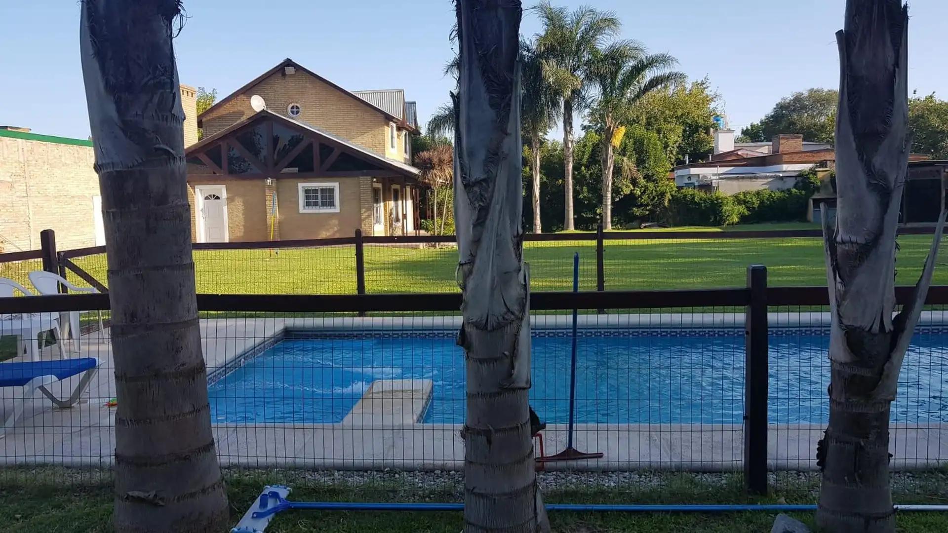 Casa en  venta en la mejor zona de Funes con pileta y terren