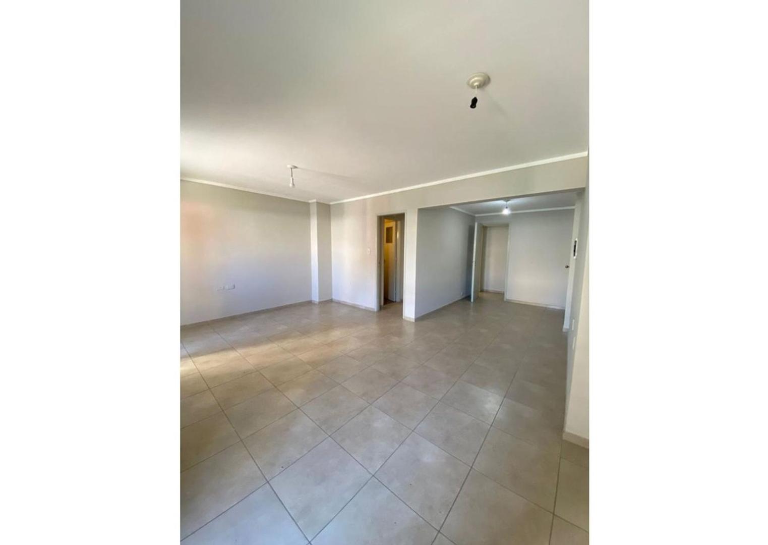 DPTO DE 4 DORM. PATIO CON ASADOR EN AV. RIVADAVIA