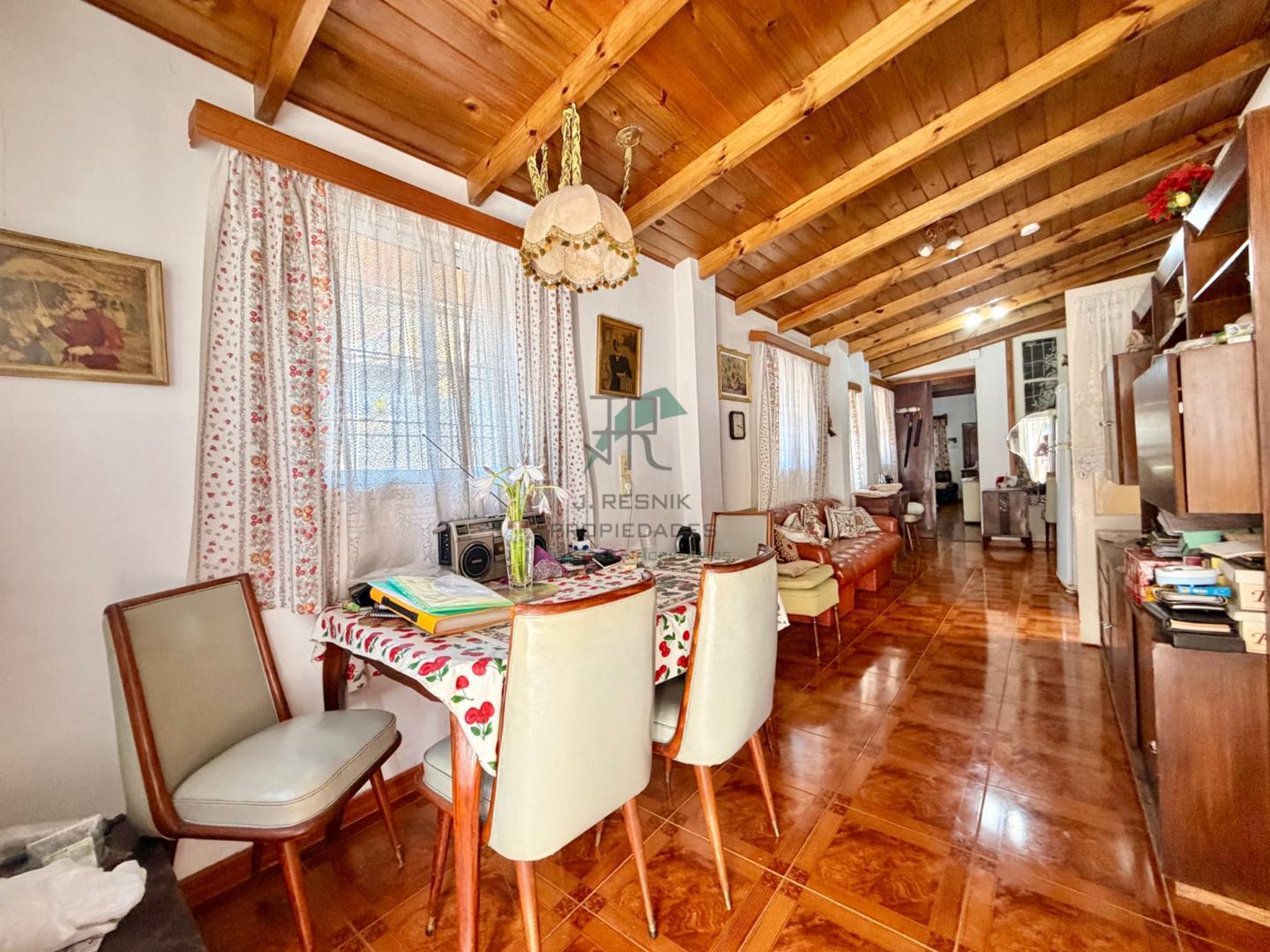 CASA ESTLO INGLES 3 DORMITORIOS 200 MTS DE FONDO IMPECABLE