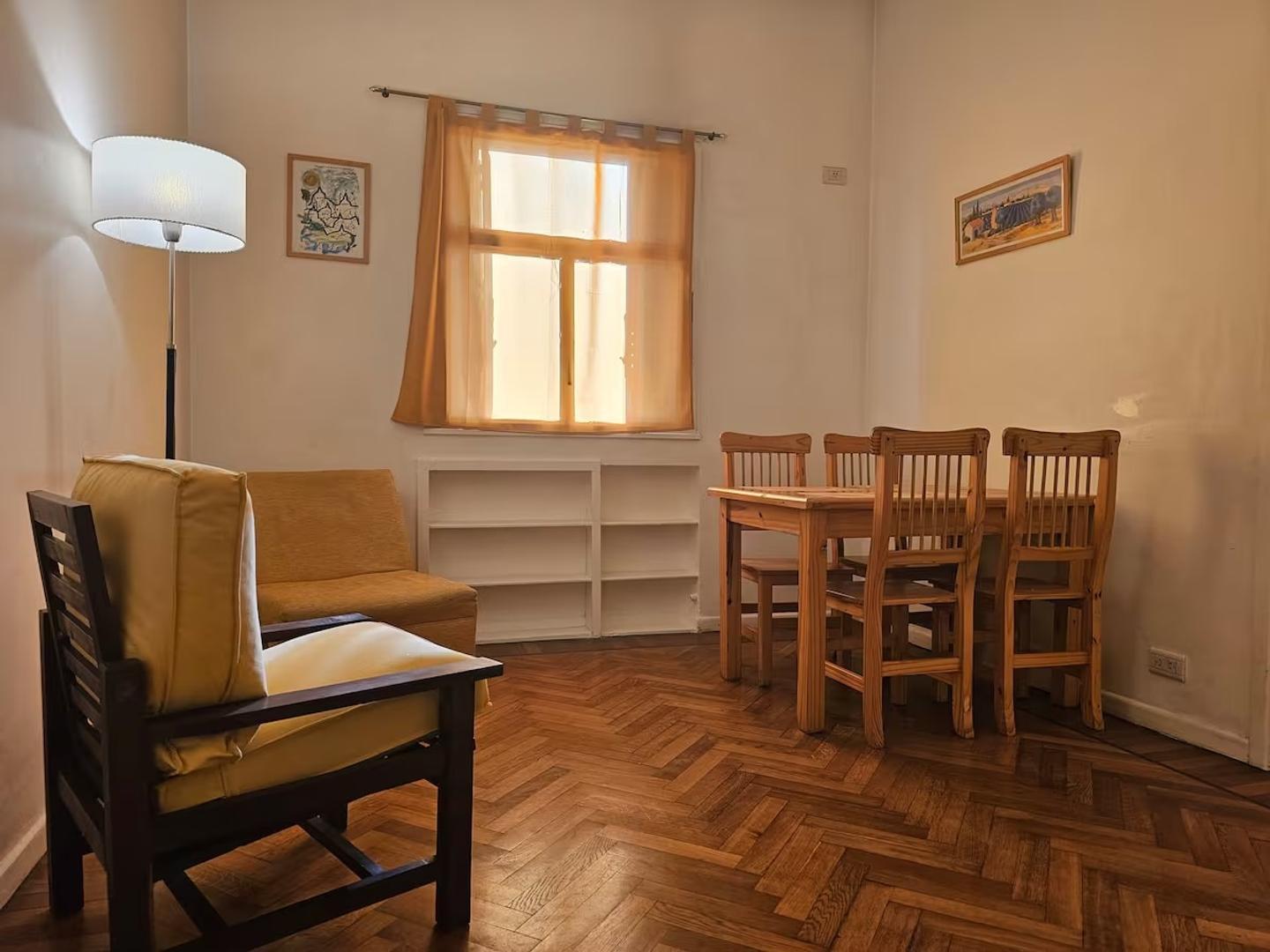 Alquiler. Departamento 2 ambientes. Independencia y Piedras.