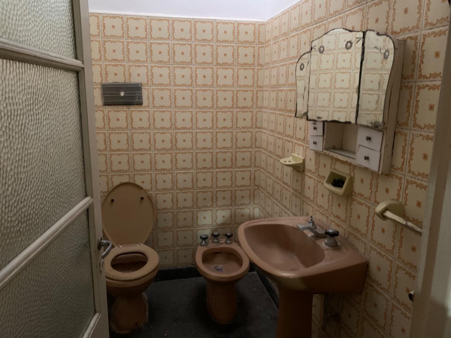 Casa 4 ambientes con 2 baños