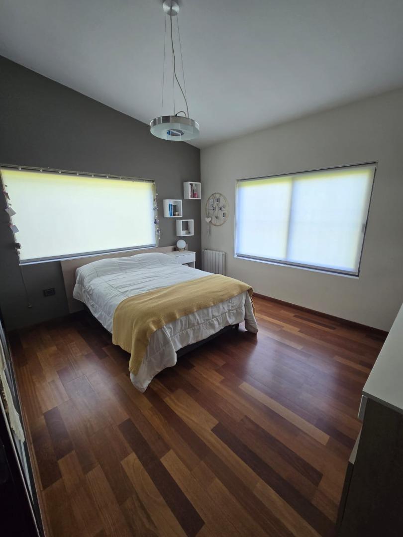 EXCELENTE CASA CATEGORIA - PISCINA - QUINCHO - MUY AMPLIA