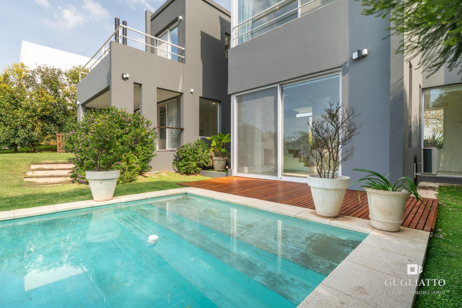 Casa en Venta con 2 cocheras