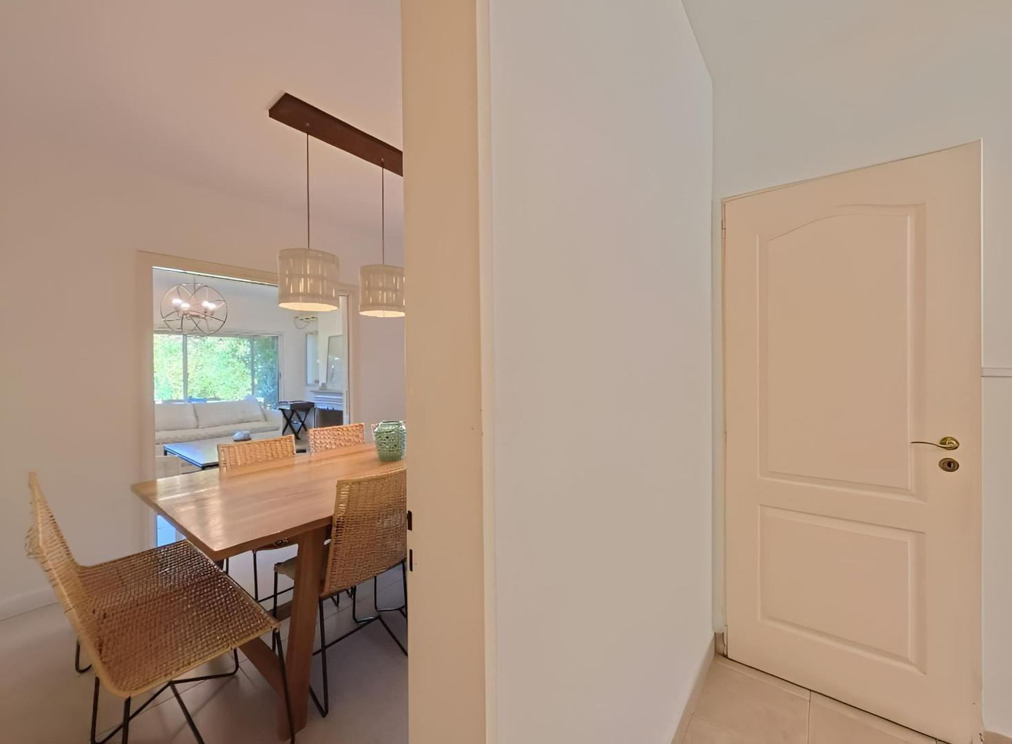 Casa 5 ambientes con 4 baños