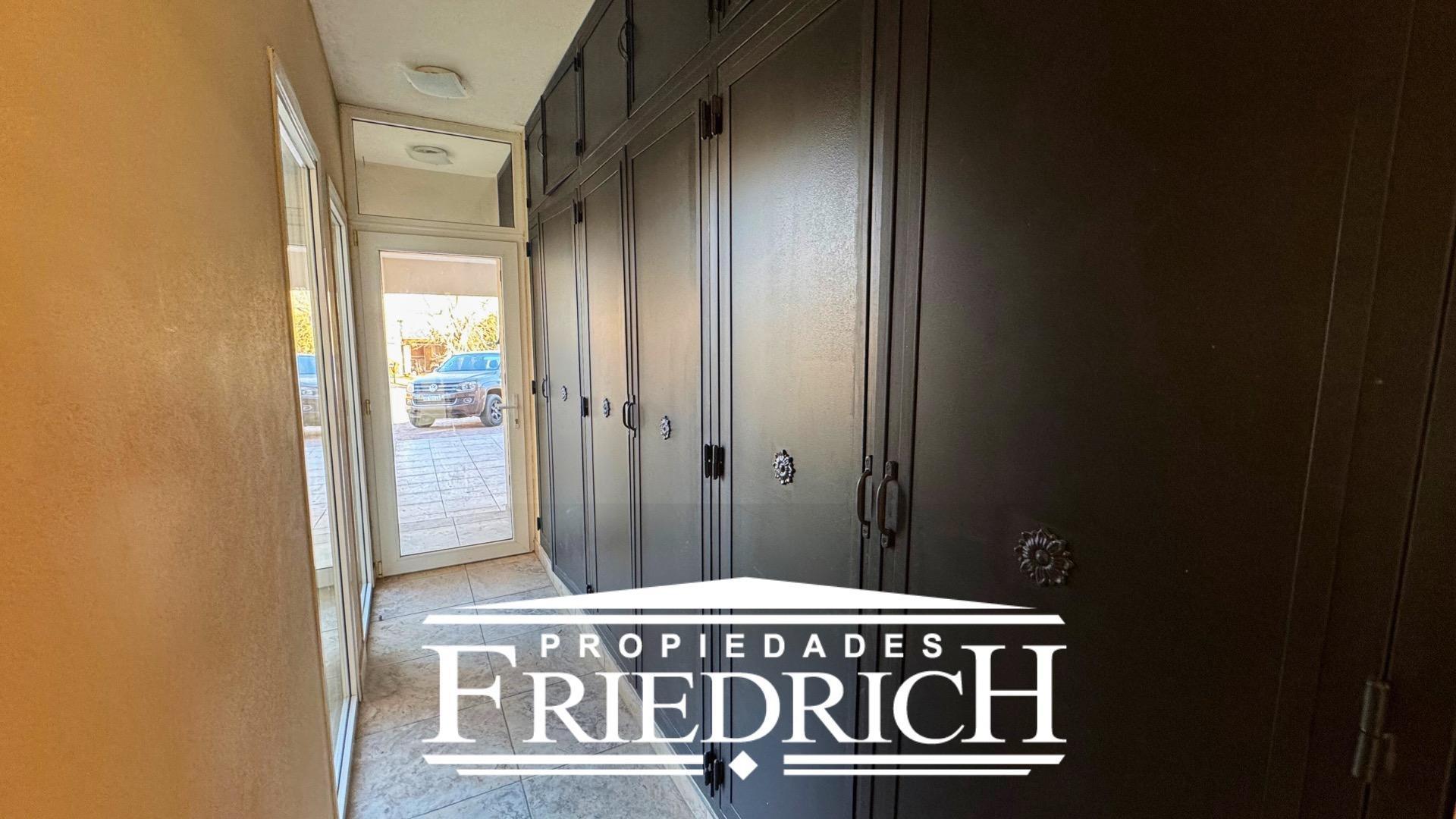 Casa en Venta con 4 cocheras