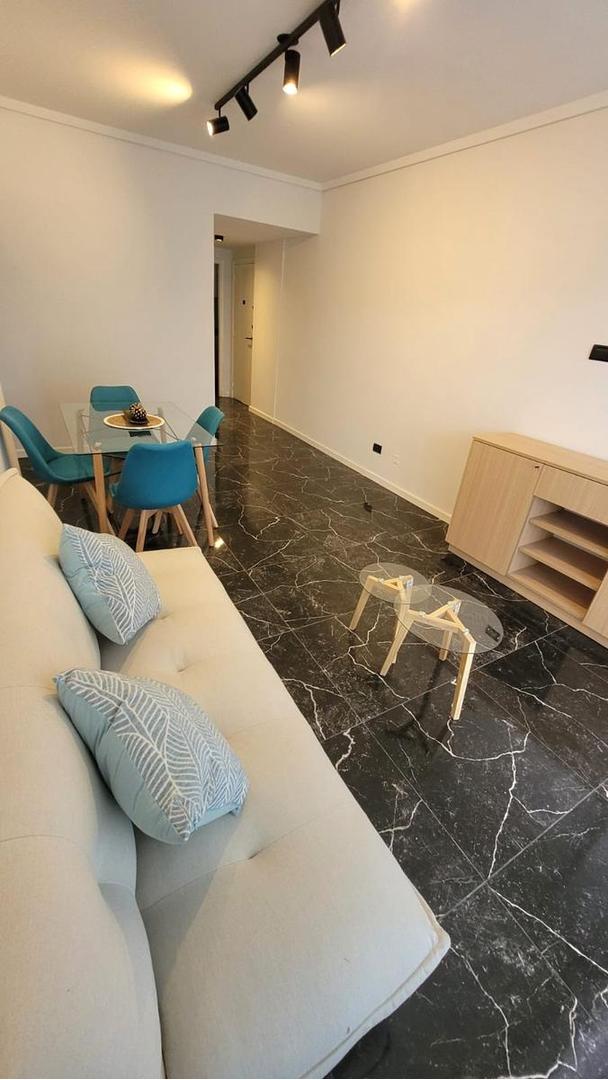 TRES AMBIENTES A LA CALLE  CON BALCON Y PATIO