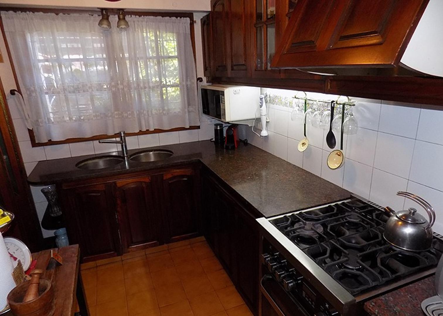 Chalet  6 Amb. c/  Quincho y Piscina