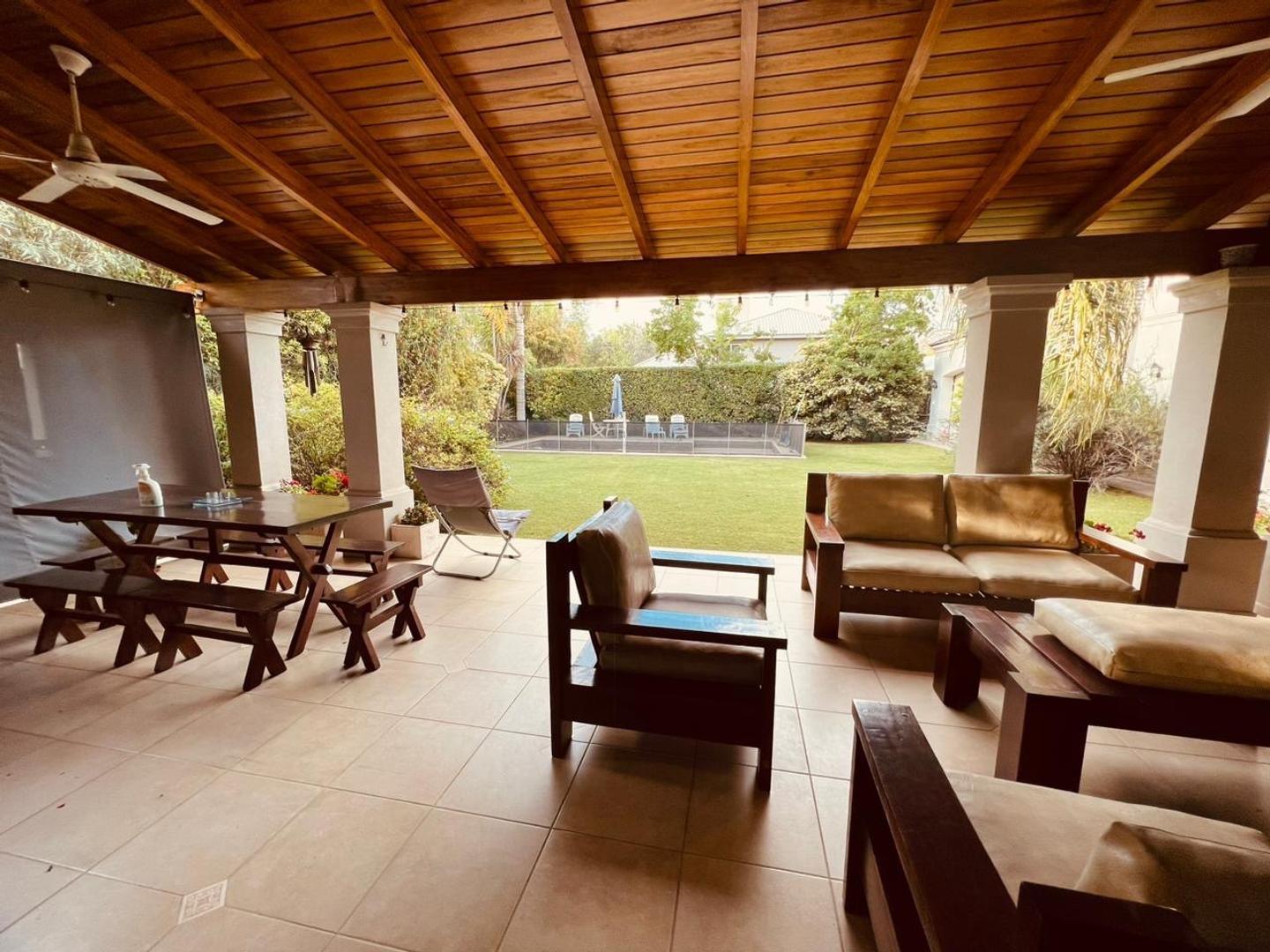 Casa 4 ambientes con 5 baños