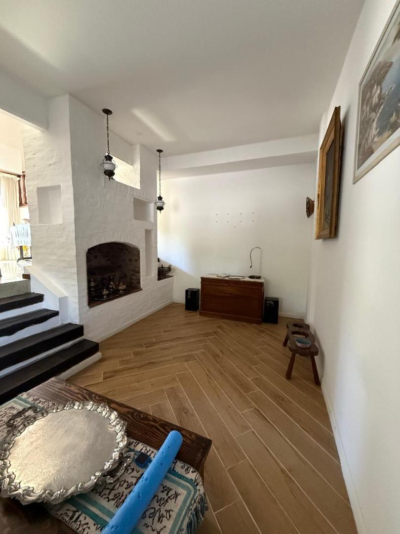 Casa en Alquiler con 2 cocheras