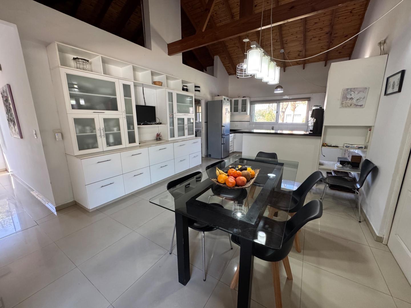 CASA EN VENTA - 5 AMBIENTES - SANTA ANA