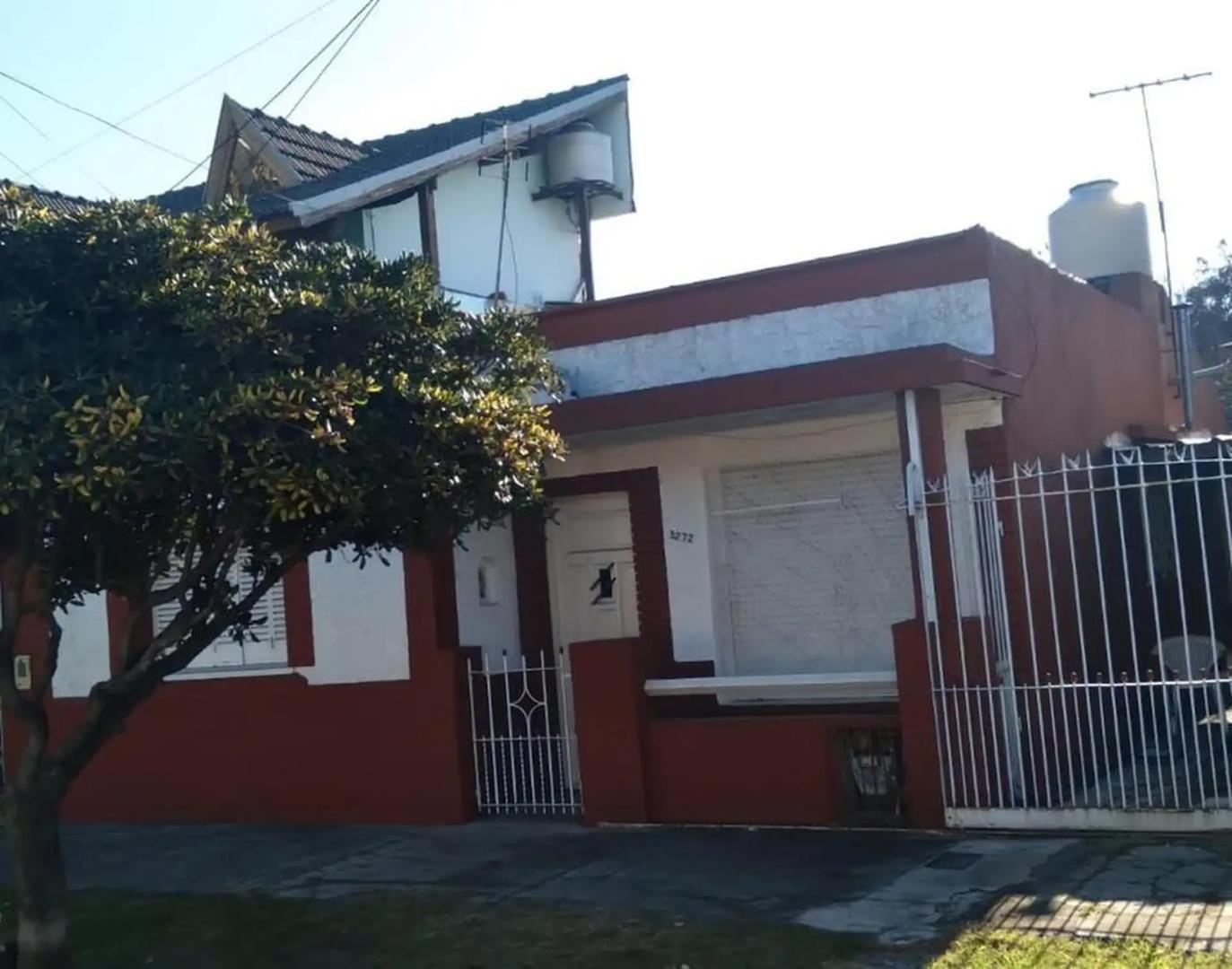 Casa 4 ambientes con Garage para 2 autos / fondo libre