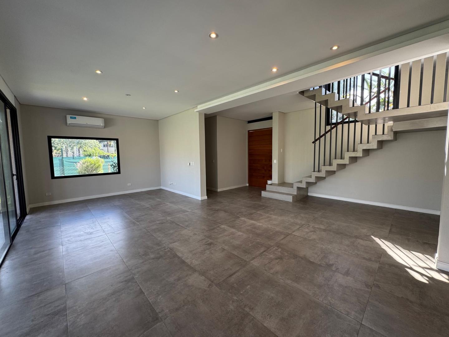 Casa en Venta con 3 cocheras