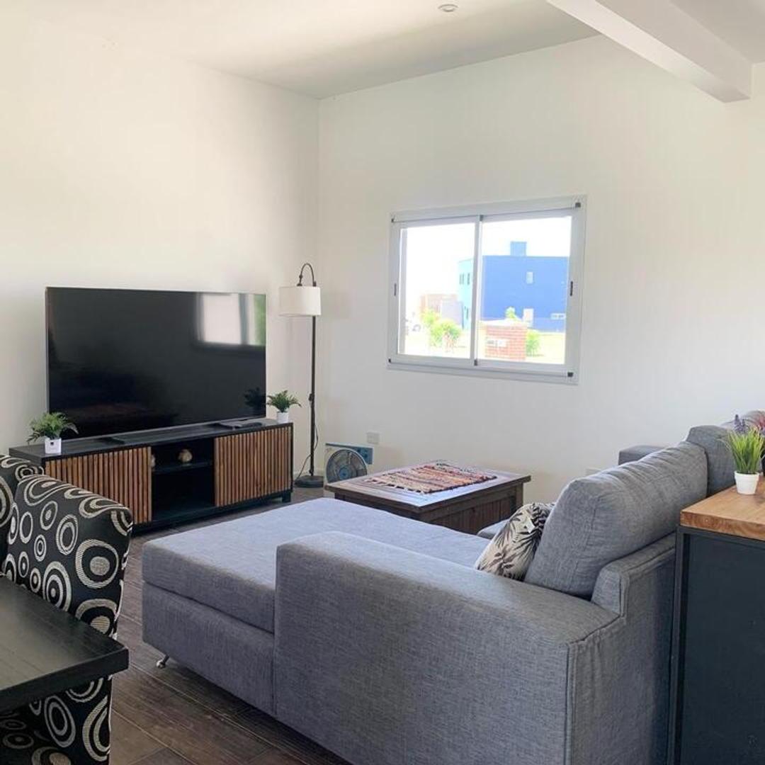 Casa en Alquiler con 2 cocheras