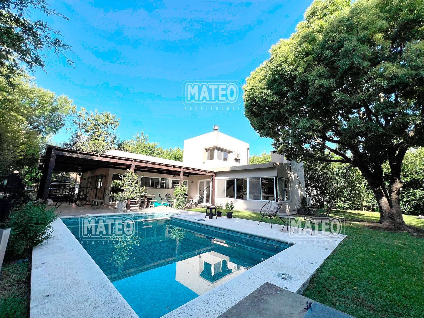 Casa en Venta con 2 cocheras