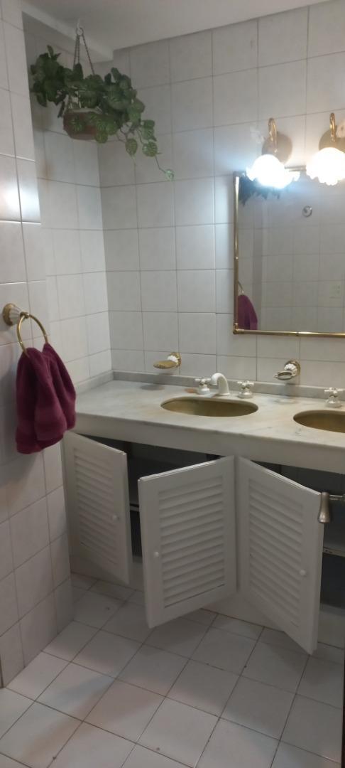 Casa en Alquiler con 4 cocheras