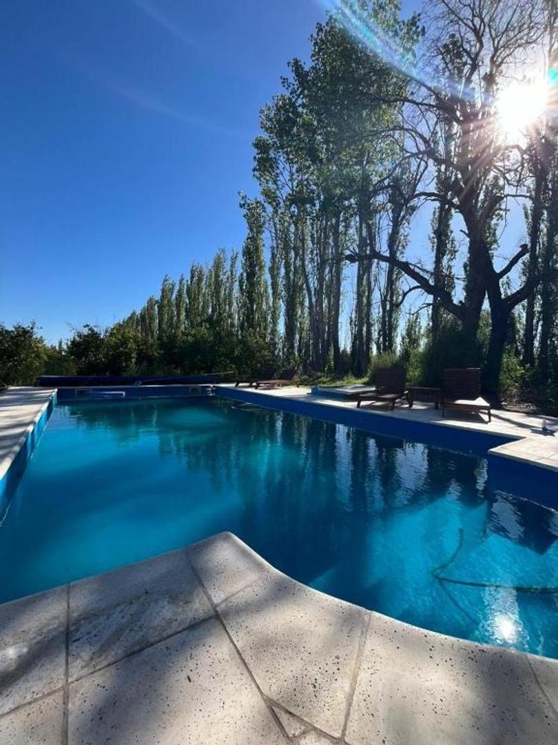 Finca en venta. Mendoza, con casa y 4 duplex.