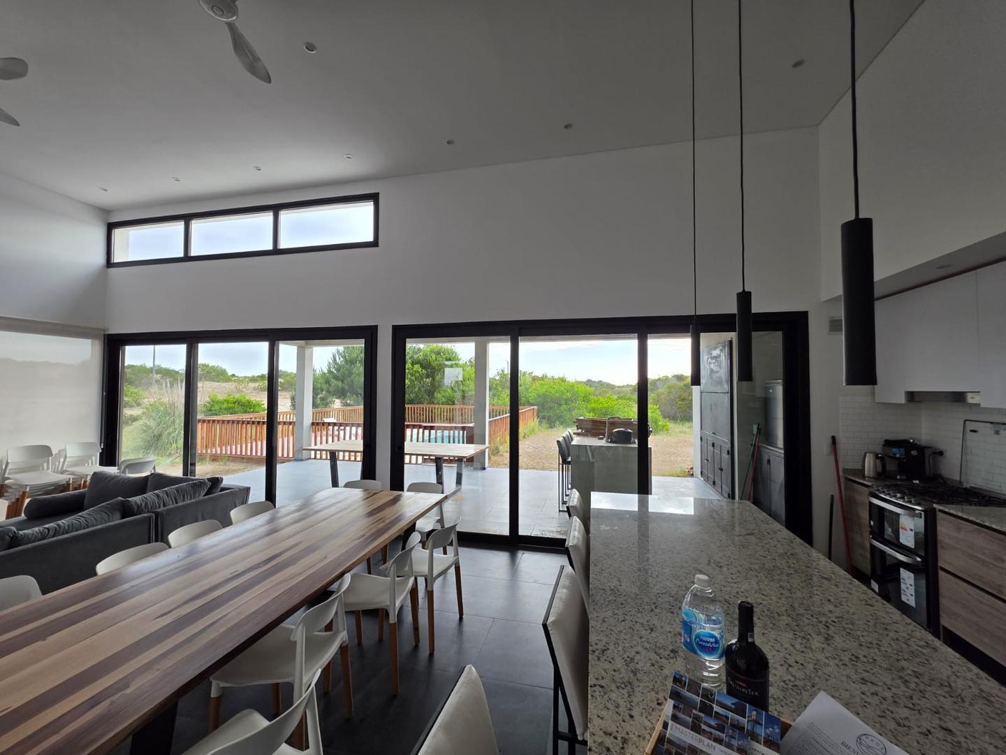 Casa 6 ambientes con 4 baños