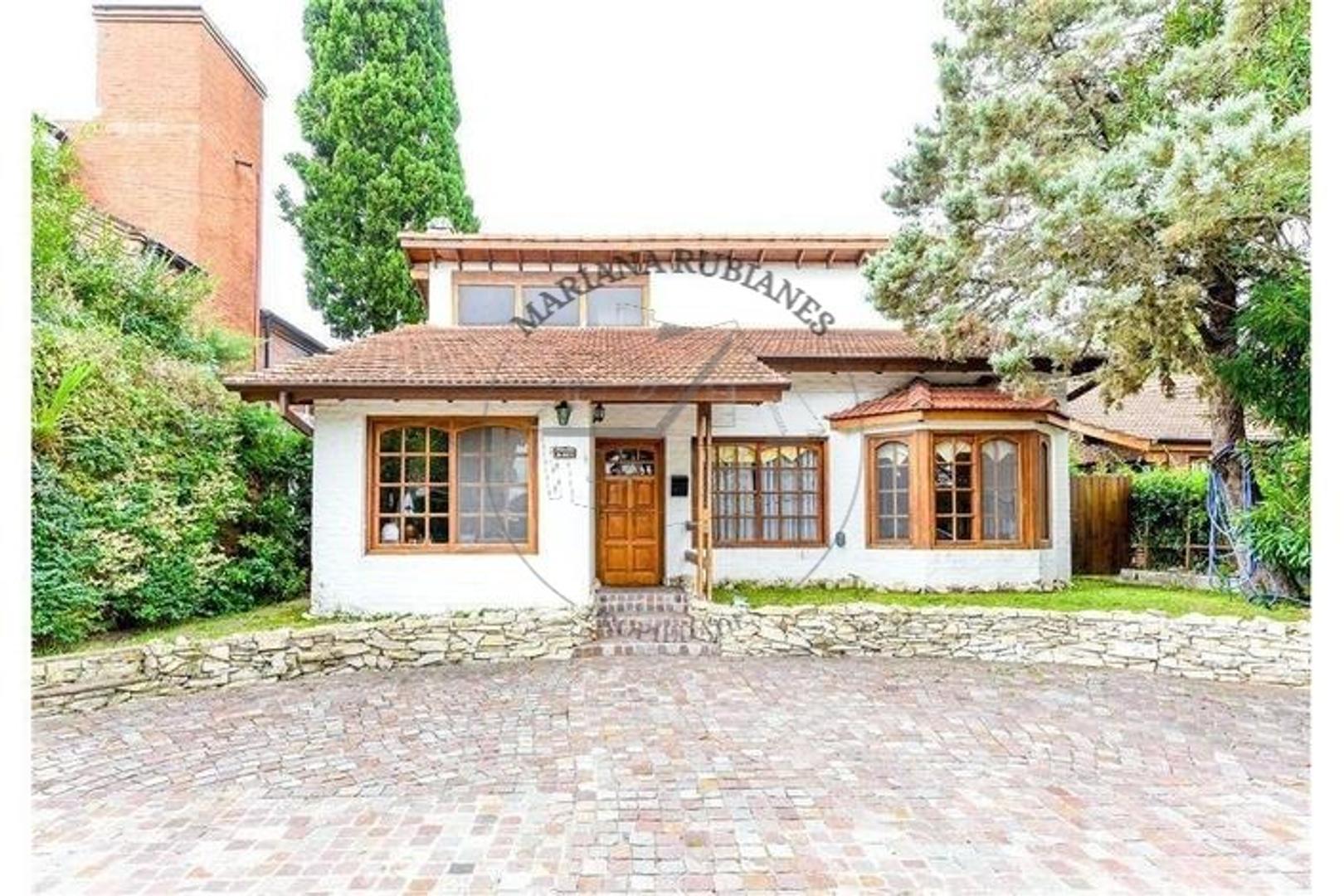 VENTA CASA AMBIENTES - PILETA - LOMA VERDE