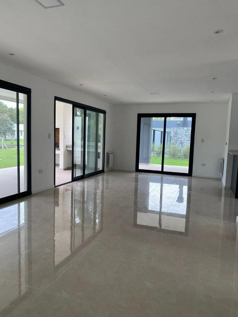 Casa en Venta en Club Miralagos, USD 240.000