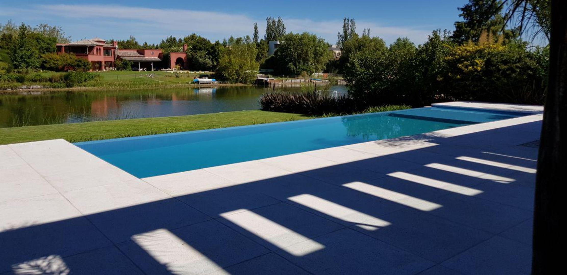 Casa en venta  en Santa Bárbara, de 5 dormitorios, a la laguna impecable