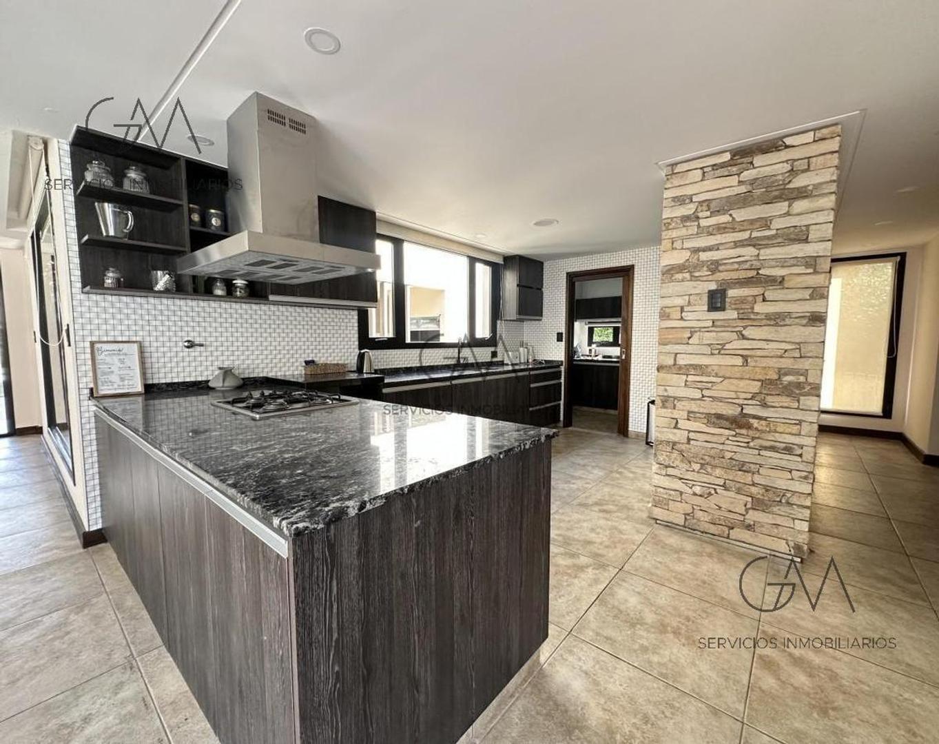 Casa en Alquiler con 2 cocheras