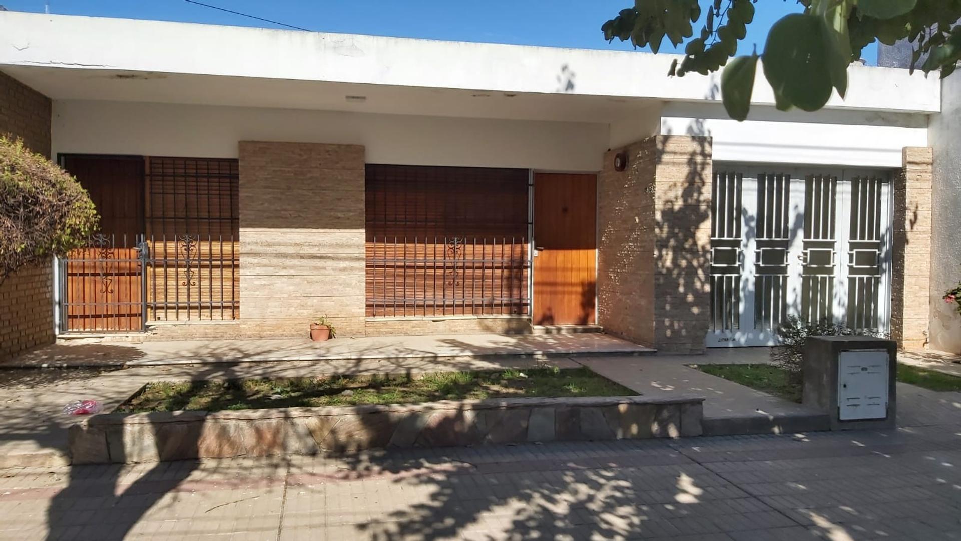 Venta Casa Centrica.Construccion Calidad.Amplia Servicios *