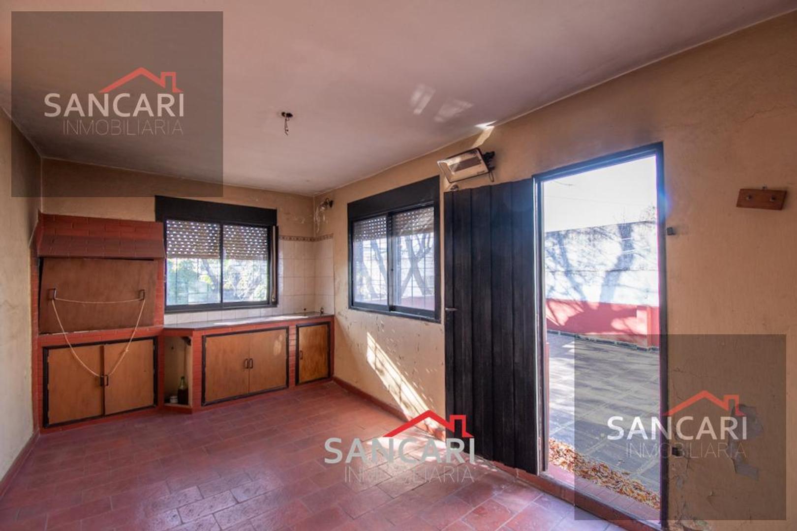 Casa 7 ambientes con 2 baños
