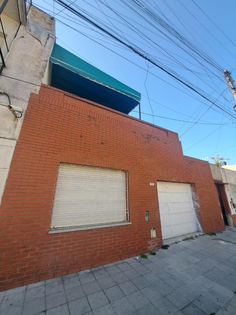 CASA 2 DORMITORIOS CON GARAGE A 200 MTS DE LA AV. MITRE