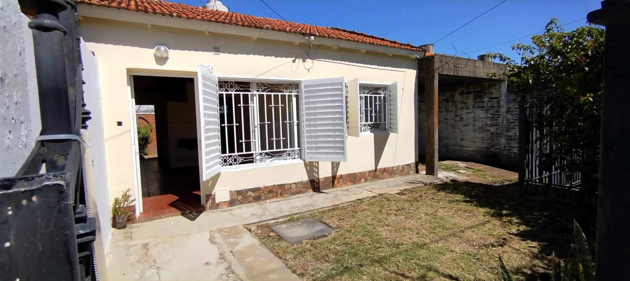 EN VENTA! CASA 2 DORM. - MUY BUENA ZONA RESIDENCIAL 
