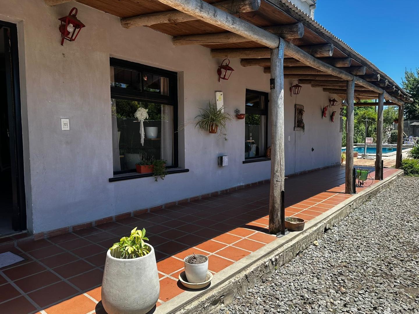 CasaQuinta en Venta/Permuta - Estilo Campo, Piscina y Parque