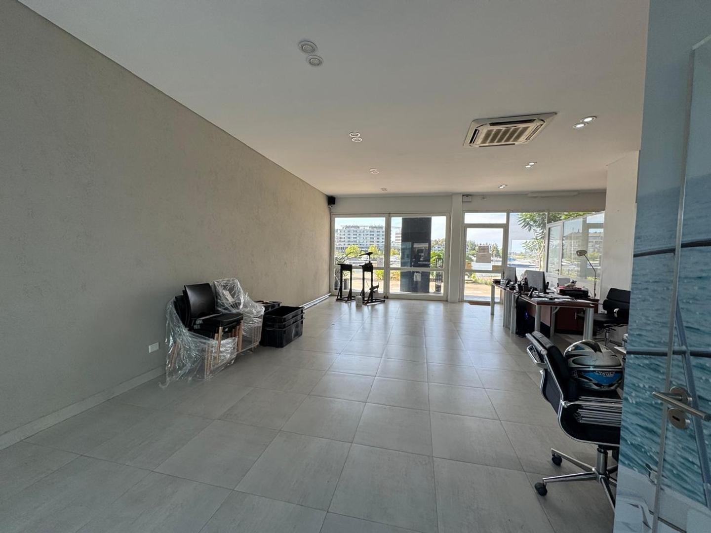 Unico local en alquiler 1.3.26. Disponible. Ideal cafeteria.