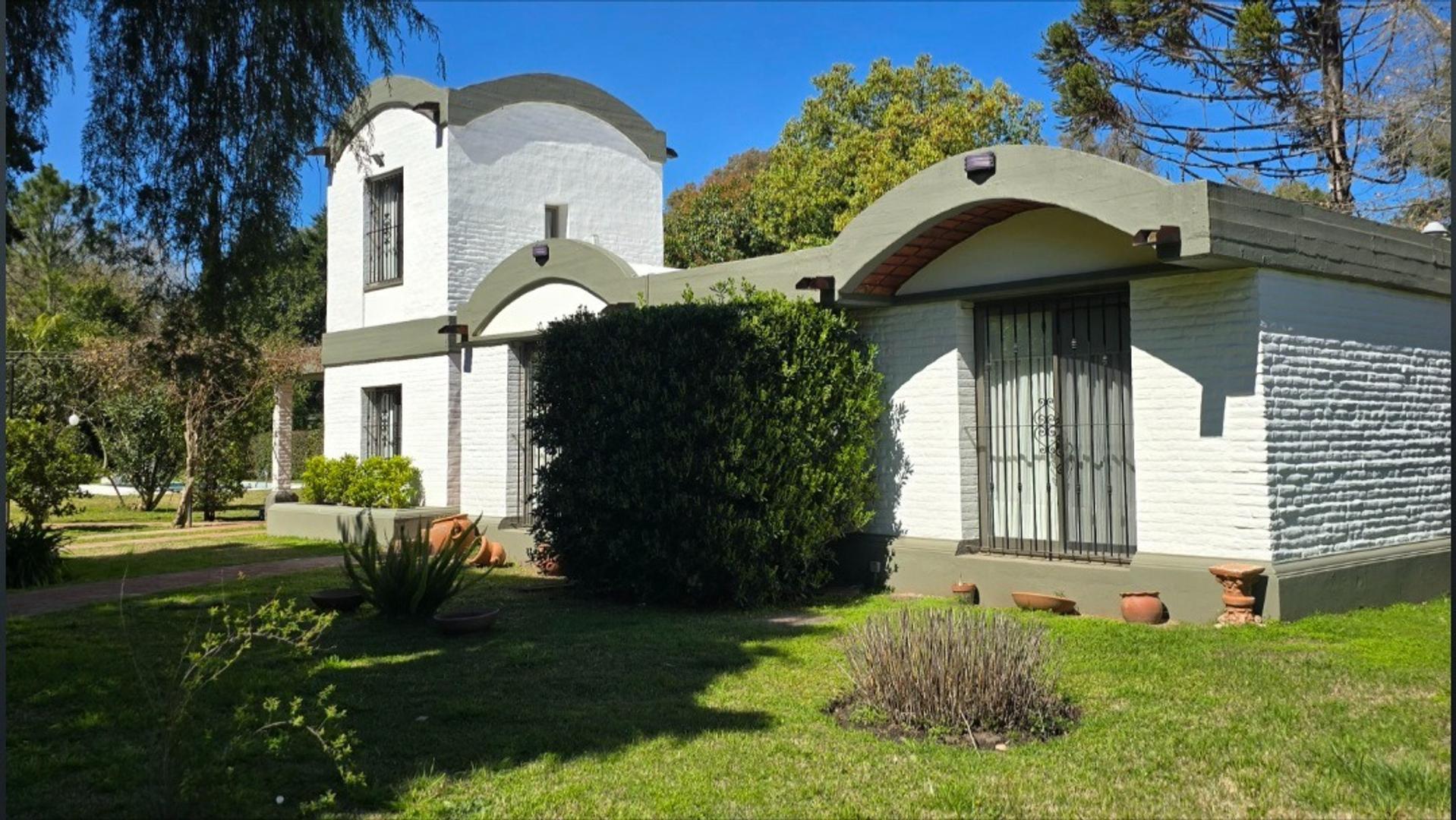 Solida casa en venta en Club de campo El Moro