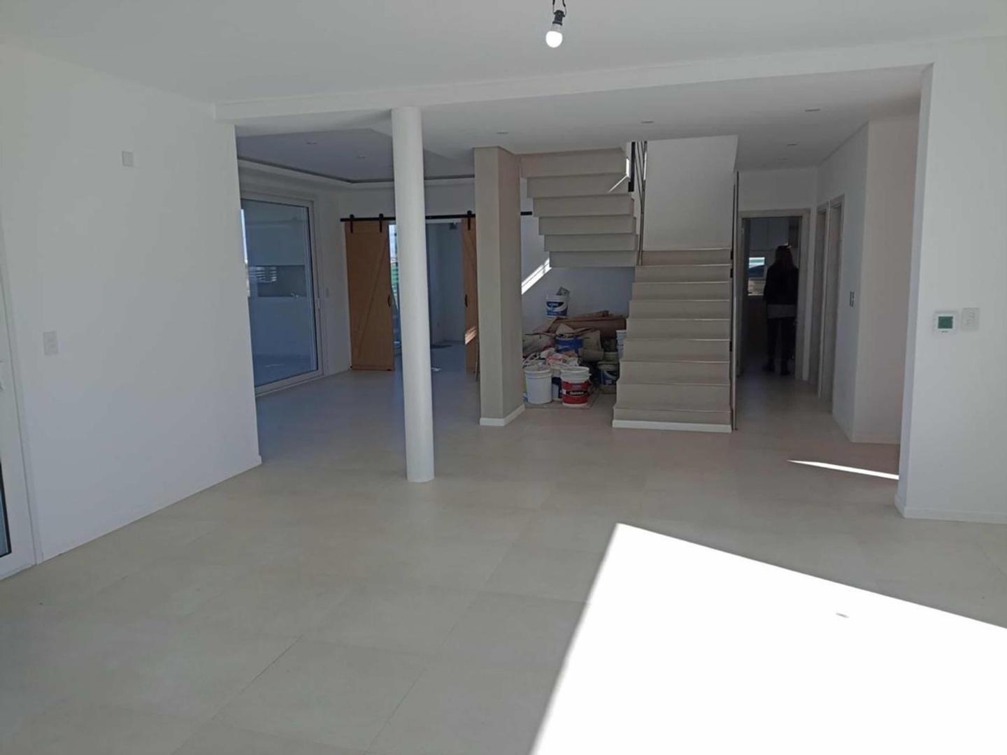 Casa en Alquiler con 3 cocheras