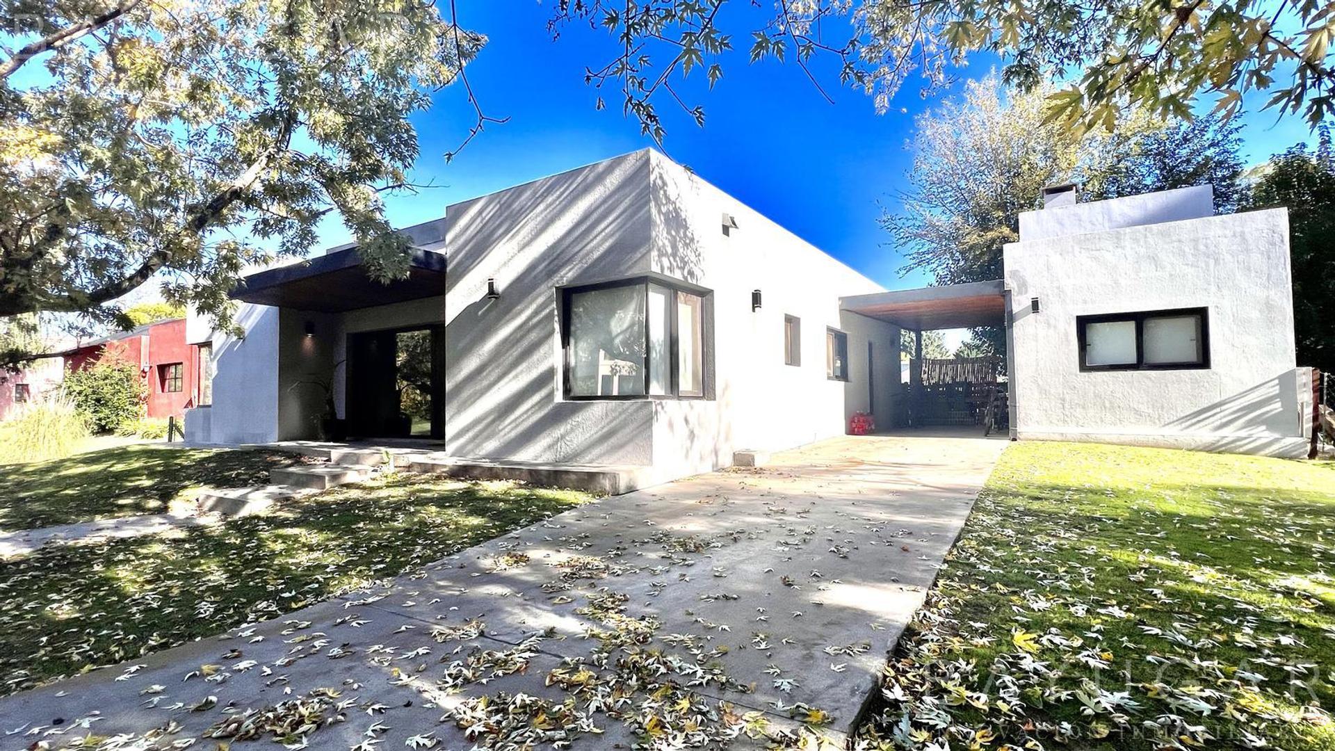 Casa en Venta con 2 cocheras