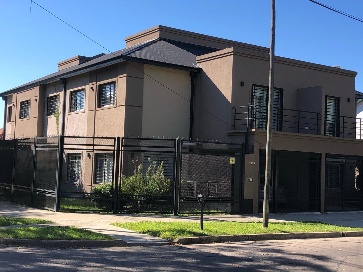 MUY BUEN DUPLEX EN EXCELENTE UBICACIÓN - OPORTUNIDAD