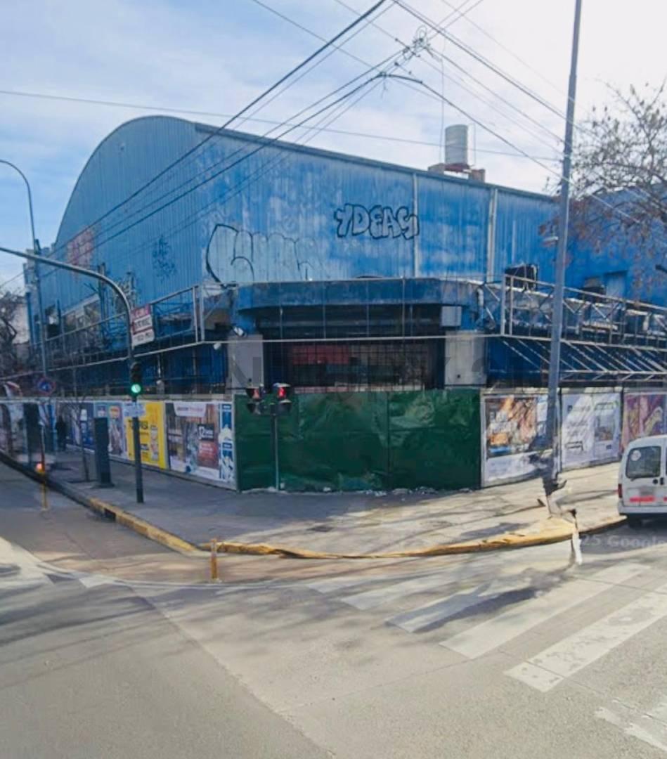 Av. Juan B Alberdi 3800, Piso 0