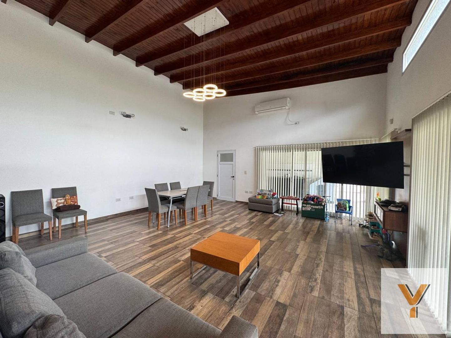 Casa en Venta - 2 Dormitorios 2 Baños - 1000mts - La Plata