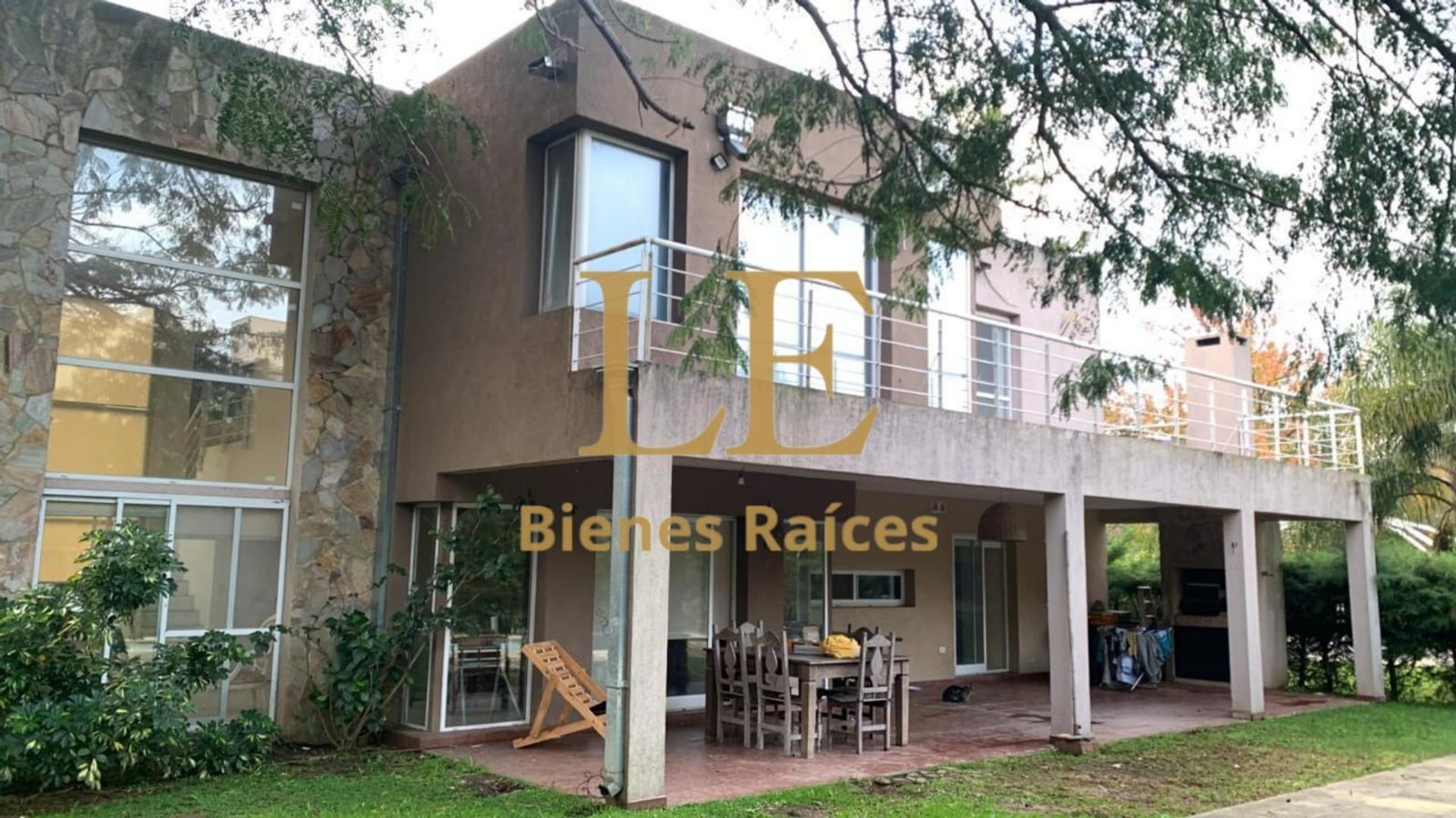 Casa 5 ambientes con 4 baños