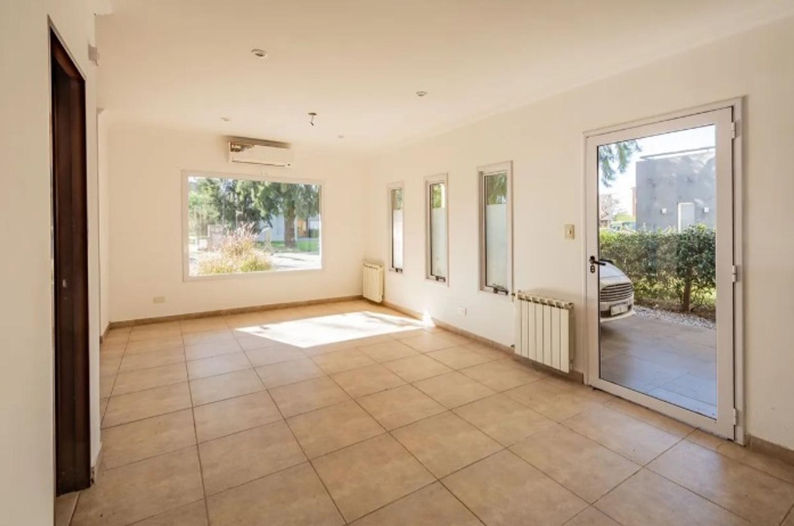 Casa 5 ambientes con 2 baños