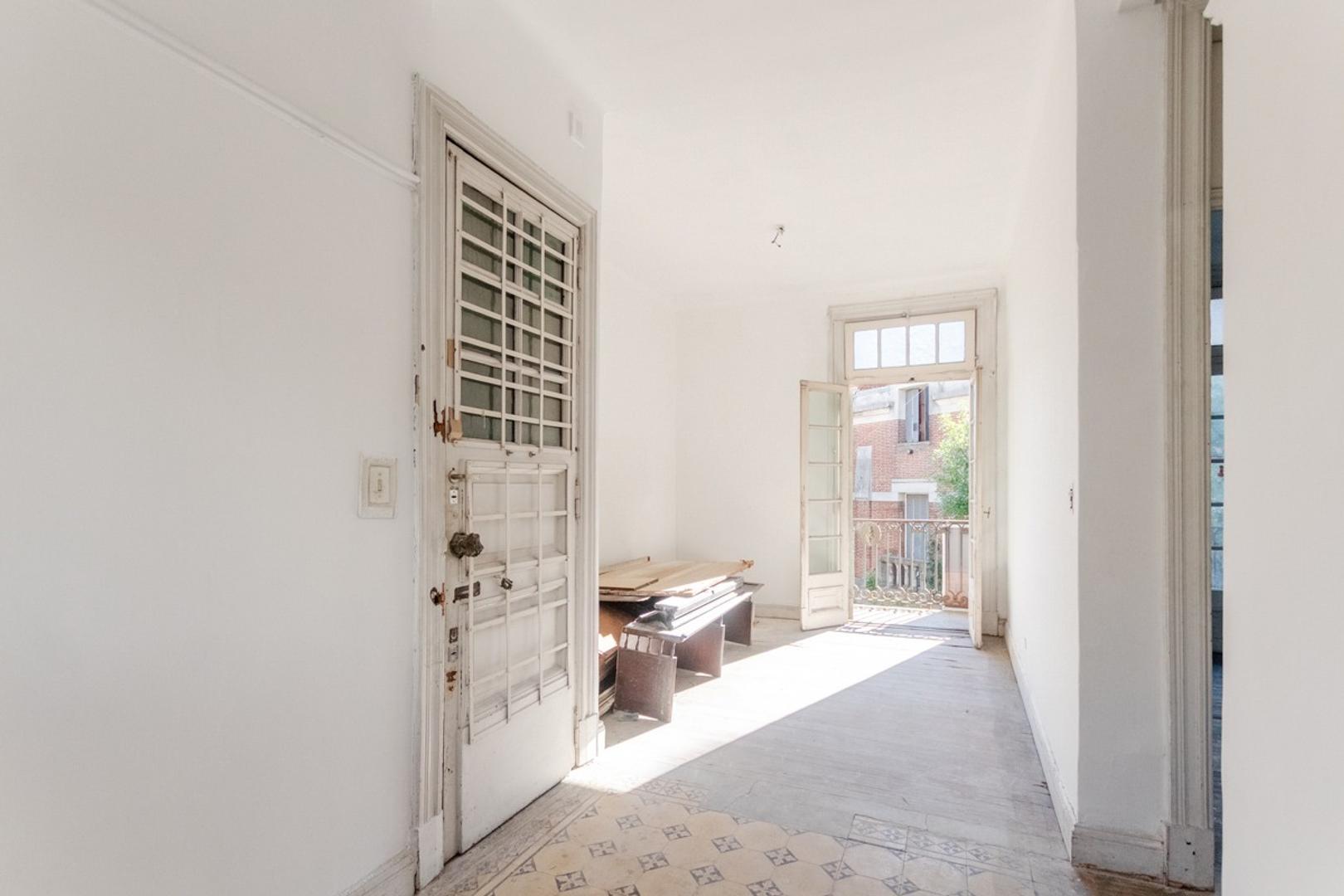 Antiguo todo externo, luminoso, balcón corrido, por escalera