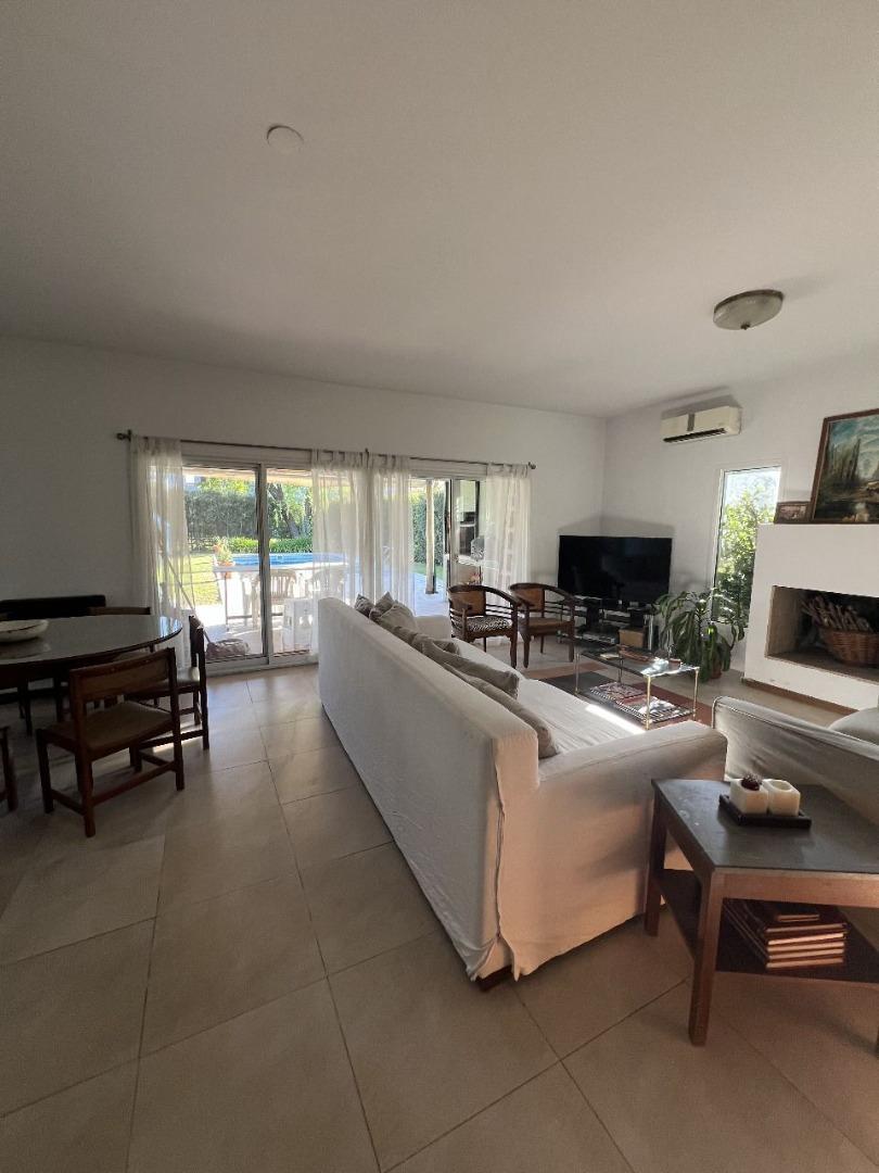 Casa 5 ambientes con 3 baños