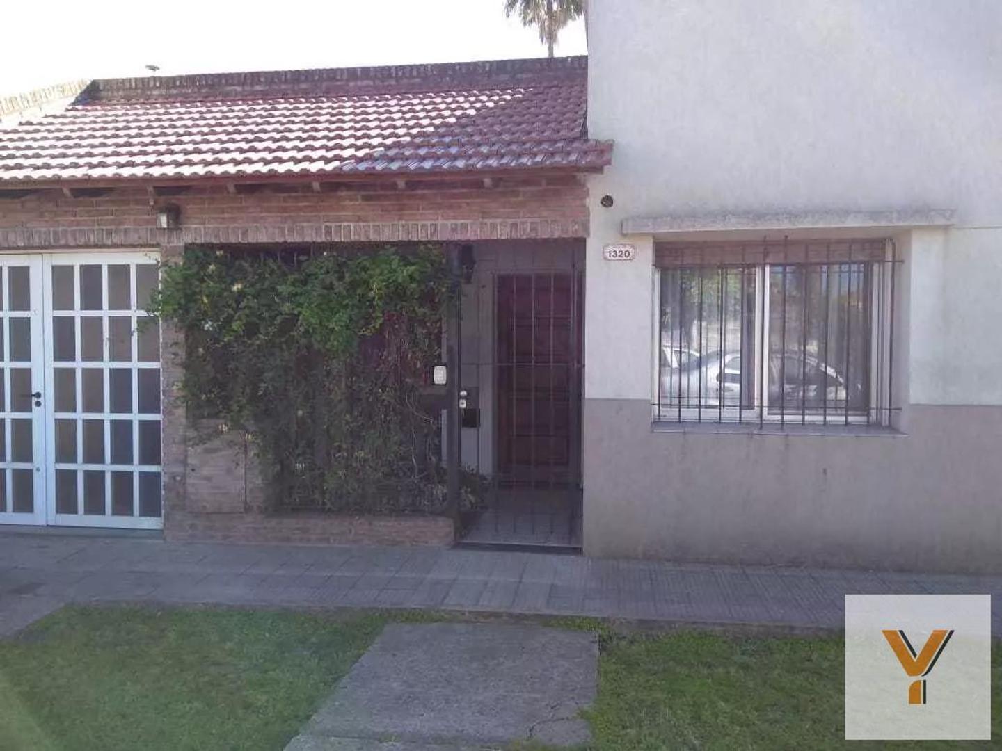 Casa en venta - 3 Dormitorios 3 Baños - 360Mts2 - Los Hornos, La Plata