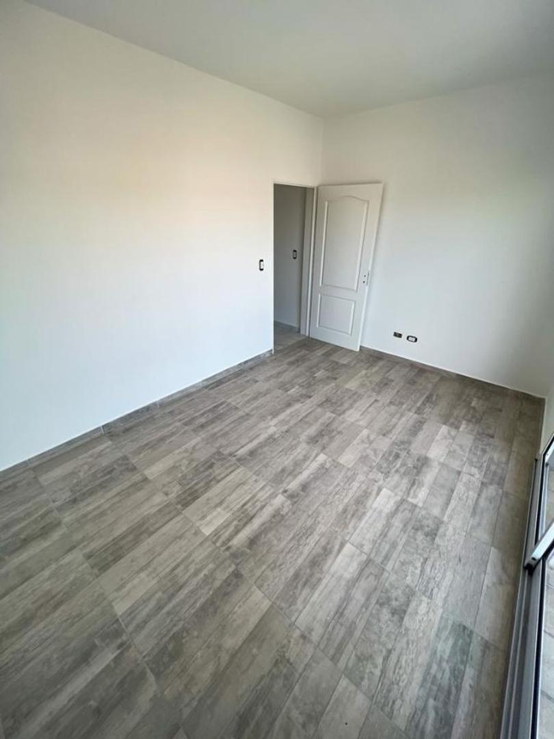 DEPARTAMENTO SEMIPISO AL FRENTE CON COCHERA Y PATIO