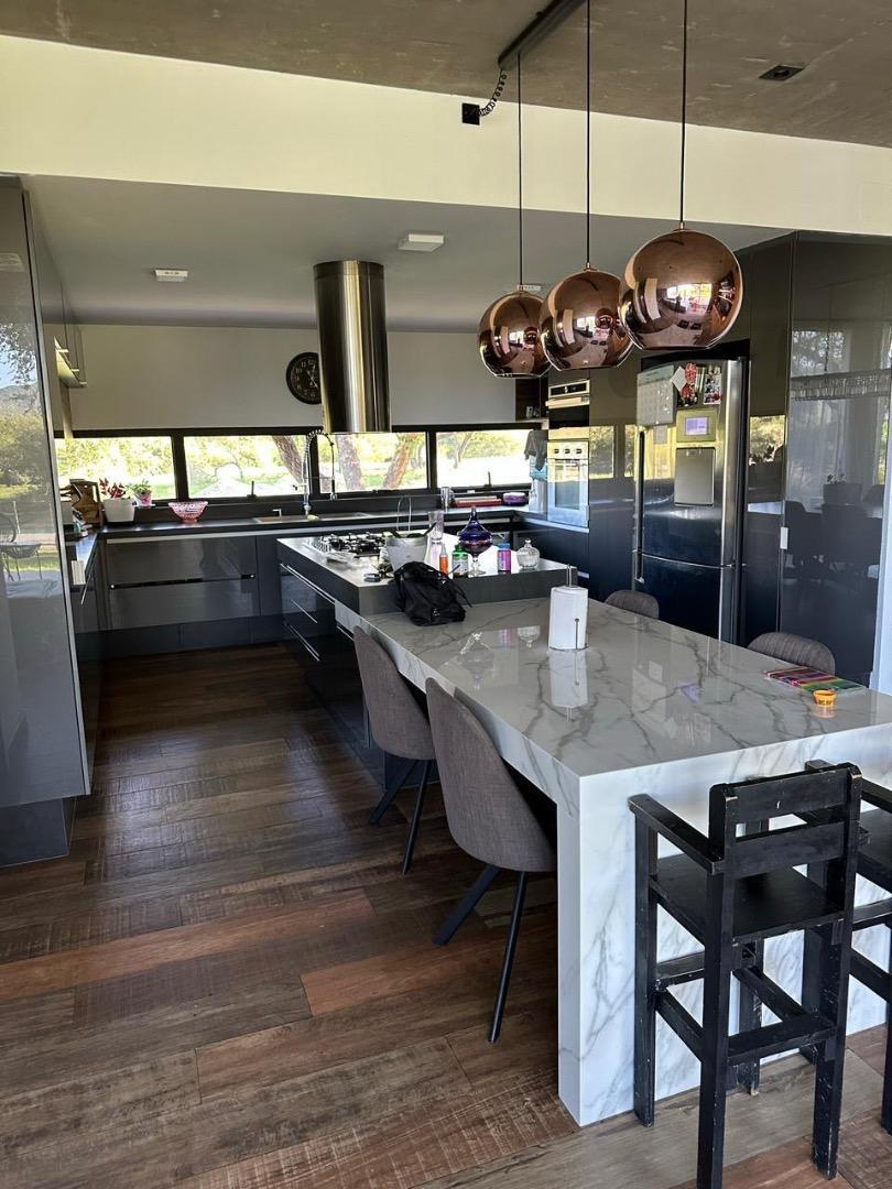 Casa 6 ambientes con 5 baños